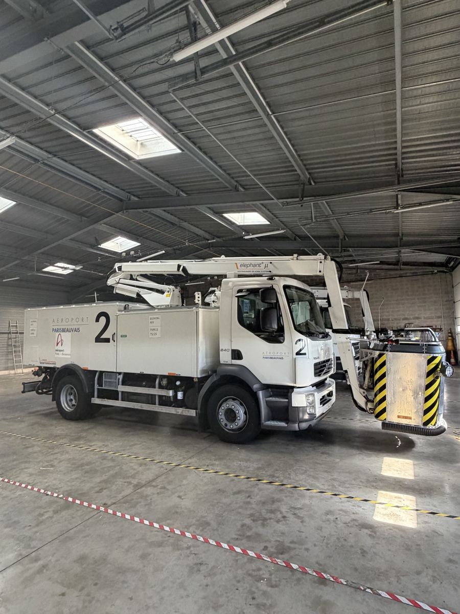 Camion équipé d'une nacelle, stationné dans un hangar de l'aéroport Paris-Beauvais